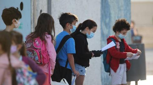 Students wearing protective face masks at Tel Aviv's Gabrieli Carmel Elementry School ()