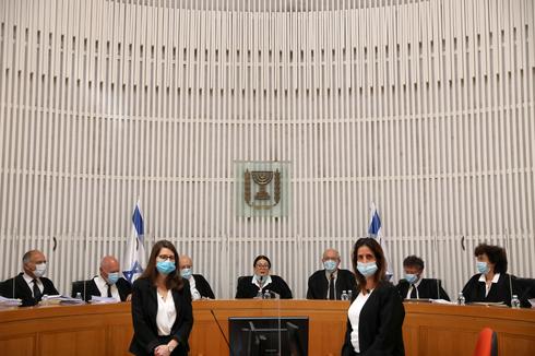 La juge en chef Esther Hayut préside une audience devant la Haute Cour sur l'accord de coalition (Photo: EPA) בג"ץ דן בהסכם הקואליציוני שנחתם בין הליכוד לכחול לבן
