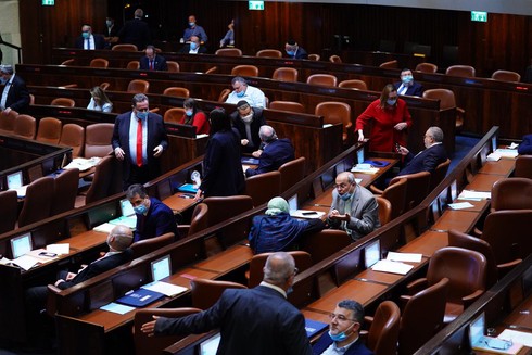Des députés de la Knesset lors du vote d'une loi autorisant l'accord Gantz-Netanyahu (Photo: La Knesset) המליאה דנה באישור לקריאה שנייה ושלישית את התיקון לחוק יסוד