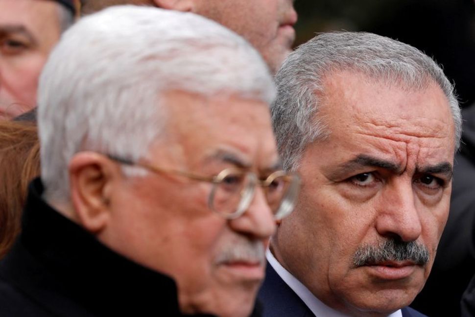 El primer ministro palestino Mohammad Shtayyeh y el presidente Mahmoud Abbas asisten al funeral del ex alto funcionario de Fatah Ahmed Abdel Rahman, en Ramallah 