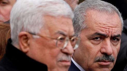 El primer ministro palestino Mohammad Shtayyeh y el presidente Mahmoud Abbas asisten al funeral del ex alto funcionario de Fatah Ahmed Abdel Rahman, en Ramallah 