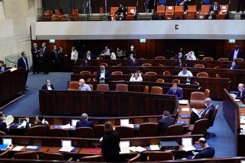 MKs vote on legislative amendments to allow the Gantz-Netanyahu coalition deal to go ahead   (Photo: the Knesset)