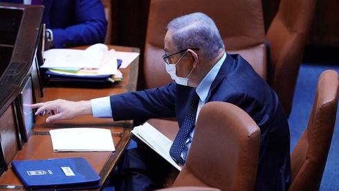 Benjamin Netanyahu porte un masque facial alors qu'il assiste à une session de la Knesset (Photo: La Knesset) מליאת הכנסת אישור חוק הרוטציה