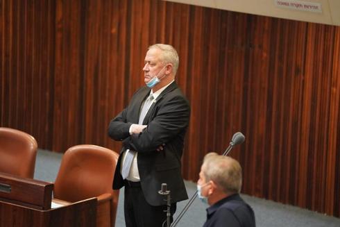 Le président de la Knesset, Benny Gantz, regarde les législateurs ouvrir la voie à son accord de coalition avec Benjamin Netanyahu (Photo: The Knesset) מליאת הכנסת אישור חוק הרוטציה