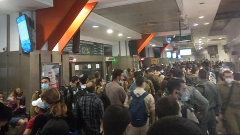 Crowds at the Jerusalem central bus station  ()