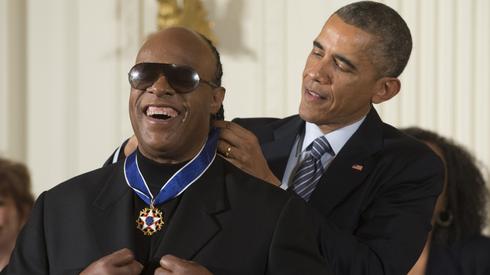 הנשיא אובמה מעניק לסטיבי וונדר את מדליית החירות הנשיאותית (צילום: EPA)