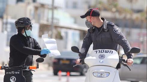 Полиция следит за выполнением требований карантинного режима в Тель-Авиве. Фото: Моти Кимхи ()