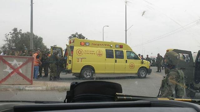 Véhicule MDA sur les lieux de l'attaque מקום הפיגוע