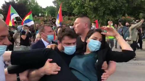 Un manifestant s'évanouit samedi lors d'une manifestation antigouvernementale רדיר כמאל מריח