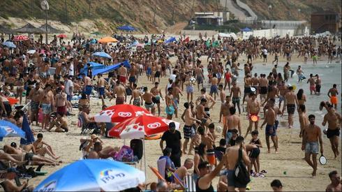 Crowded beaches in Herzliya  (Photo: Yair Sagi)