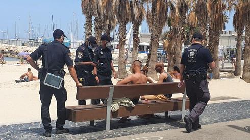 Police enforces health orders on Tel Aviv beach  ()