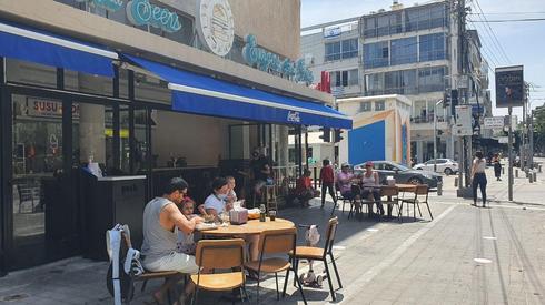 Ресторан на улице Герцль в Тель-Авиве ()