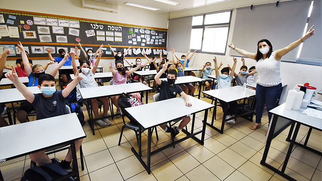 Pupils and teacher wear masks at a primary school in northern Israel  ()