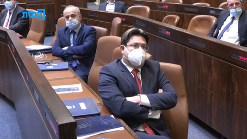 Les ministres du Likud, Yuval Steinitz, à gauche, et Ophir Akunis assistent à l'assermentation du nouveau gouvernement (Photo: Knesset Channel) השבעת הממשלה