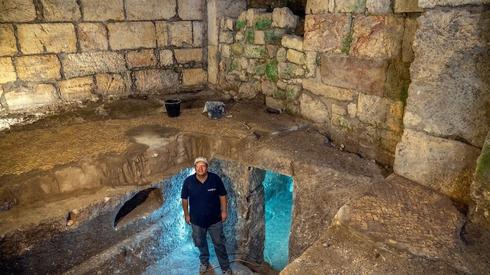 Dr. Monnickendam-Givon no complexo descoberto (Foto: Israel Antiquities Authority) Muro das Lamentações