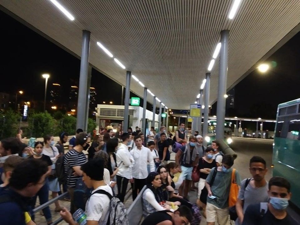 צפיפות ללא תשתיות תחבורה ציבורית מתאימה תגרום נזק. תור לקו 480 מתל אביב לירושלים (צילום: 15 דקות) תור לקו 480 מתל אביב לירושלים