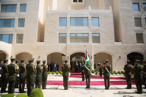 El presidente Donald Trump participa en ceremonias de llegada con el presidente Mahmoud Abbas de la Autoridad Palestina en el Palacio Presidencial 