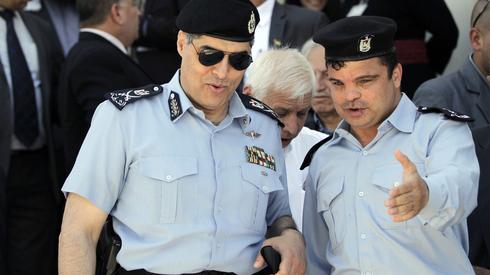 El comandante de la policía civil palestina en Cisjordania El mayor general Hazem Atallah (L), llega a la Universidad de la Independencia, una academia de seguridad que capacita a la policía y a los oficiales de las fuerzas de seguridad, para asistir a la ceremonia de inauguración de una mezquita y una nueva parte del campus en 1 de mayo de 2015 en Jericó 