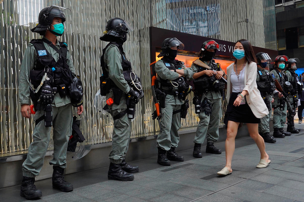 Police forces on the streets of Hong Kong  ()