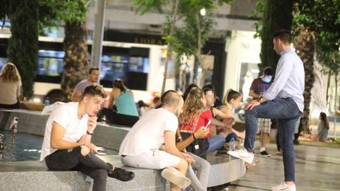 Young people socialize in Tel Aviv without face masks during the pandemic  (Photo: Moti Kimchi)