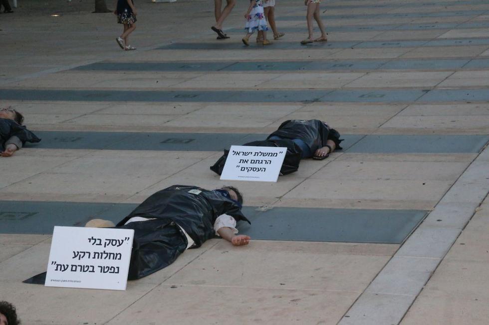 מייצג הגופות במסגרת מחאת העצמאים בכיכר הבימה בת