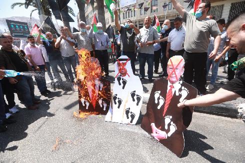 Palestinians in Nablus burn images of PM Netanyahu, UAE Crown Prince Mohammed bin Zayed and U.S. President Trump in response to the Israel-UAE agreement
(Photo: EPA) מחאת הפלסטינים נגד הסכם השלום עם איחוד האמירויות בשכם