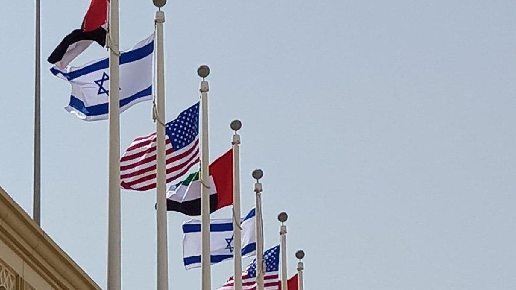 יוקמו שגרירויות בהקדם. דגלי האמירויות, ארה"ב וישראל באבו דאבי (צילום: ליאור חייט, דובר משרד החוץ) דגלים ישראל ארה"ב ב נמל תעופה אבו דאבי איחוד האמירויות