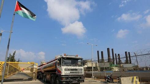 Fuel trucks passing through Kerem Shalom enter Gaza מ ליות סולר שמיועדות להפעלת תחנת החשמל ברצועת עזה