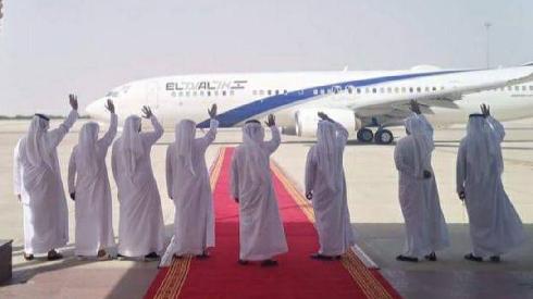 Emirati officials wave farewell as an El Al plane prepares to take off from Abu Dhabi for Tel Aviv on Tuesday (Photo: Ofir Malka) מטוס אל על עוזב את אבו דאבי