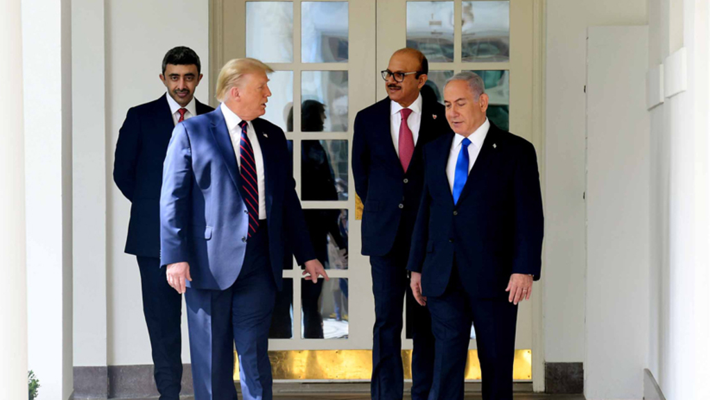 בתמיכה שקטה של מדינות הליגה הערבית. הסכמי השלום והנורמליזציה שאילצו את אבו מאזן לחזר אחר חמאס (צילום: אבי אוחיון, לע"מ) שר החוץ של בחריין: עבד אל-לטיף אל-זיאני שר החוץ של איחוד האמירויות: עבדאללה בן זאיד דונלד טראמפ בנימין נתניהו חתימת הסכם השלום בין ישראל לאיחוד האמירויות בבית הלבן
