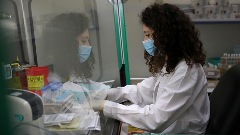 Coronavirus Medical Laboratory in Or Yehuda (Photo: EPA) מעדבדה לבדיקות קורונה קופת חולים לאומית באור יהודה