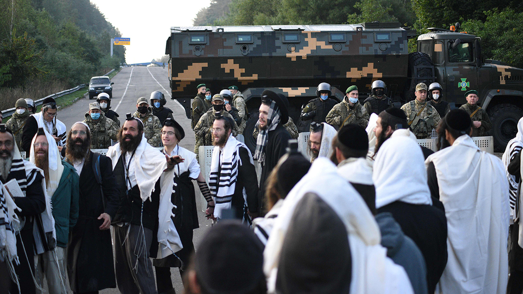 Breslov followers stuck in the Ukrainian border after attempting to reach the city of Uman (Photo: AFP) גבול בלארוס אוקראינה