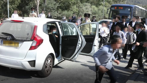 Haredi youth hurl stones at cars, buses and police in Beit Shemesh (Photo: Yaakov Lederman) ילדים חרדים זורקים אבנים על רכב
