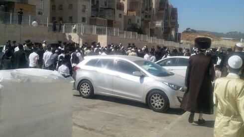 Violent demonstration in Beit Shemesh after police enforce coronavirus lockdown (Photo: Courtesy Haredi protests) מחאות אלימות בבית שמש