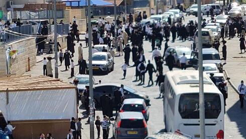 Violent demonstrations in Beit Shemesh after police attempts to enforce coronavirus lockdown (Photo: Courtesy Haredi protests) מחאות אלימות בבית שמש