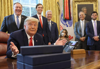 U.S. President Donald Trump announcing Israel-Sudan peace deal in the Oval Office (Photo: gettyimages) טראמפ בחדר הסגלגל