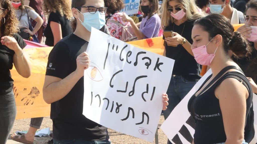 Protest by teenagers about distance learning during the Corona
