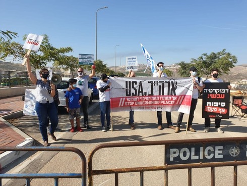 Anti-settlement watchdog Peace Now members picket Pompeo's visit at a West Bank winery (Photo: Peace Now) הפגנת תנועת שלום עכשיו בסמוך ליקב בו ביקר פומפאו