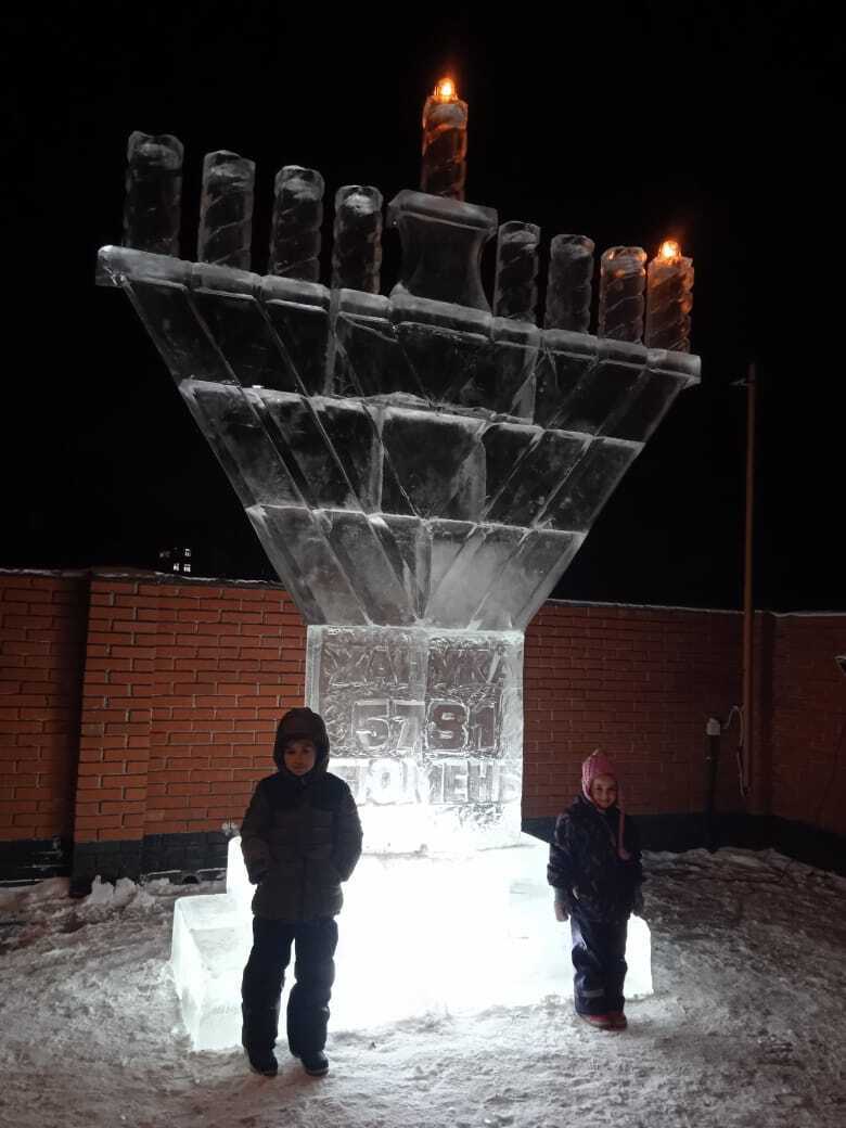 במינוס 12 מעלות: הדלקת נר ראשון בחנוכיית הקרח של חב"ד בעיר טיומן שברוסיה