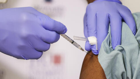 Administering the Pfizer coronavirus vaccine in Washington, DC (Photo: AFP) הזרקה זריקה חיסון נגד קורונה של פייזר ב וושינגטון די.סי ב ארה