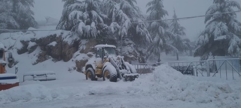 שלג בגולן הלילה קר במיוחד צפו ברמה הלבנה