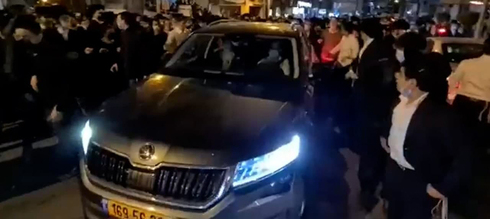 A Haredi mob surrounds the car of Bnei Brak Mayor Avraham Rubinstein on Sunday night (Photo: Shimon Baruch) הפרות סדר בבני ברק והתנפלות על ראש העיר