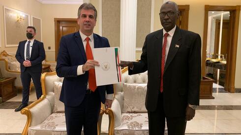 Eli Cohen and Gen. Abdel-Fattah Burhan, head of Sudan's ruling sovereign council, meeting in Khartoum on Monday שר המודיעין אלי כהן וראש מועצת הריבונות של סודן אל-בורהאן