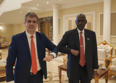 Eli Cohen and Gen. Abdel-Fattah Burhan, head of Sudan's ruling sovereign council, meeting in Khartoum on Monday שר המודיעין אלי כהן וראש מועצת הריבונות של סודן אל-בורהאן
