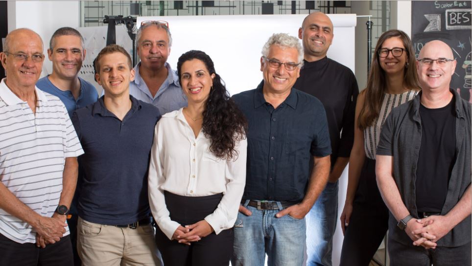 עובדי סבוריט. רחלי ויזמן במרכז, מימין לה פרופ' ברסלבסקי, משמאל פרופ' שוסיוב (צילום: SavorEat) פודטק SavorEat רחלי ויזמן