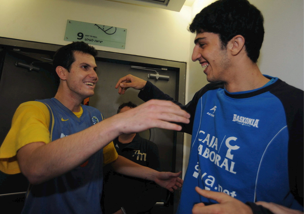 Eliyahu and Pnini hug before the game in the hall