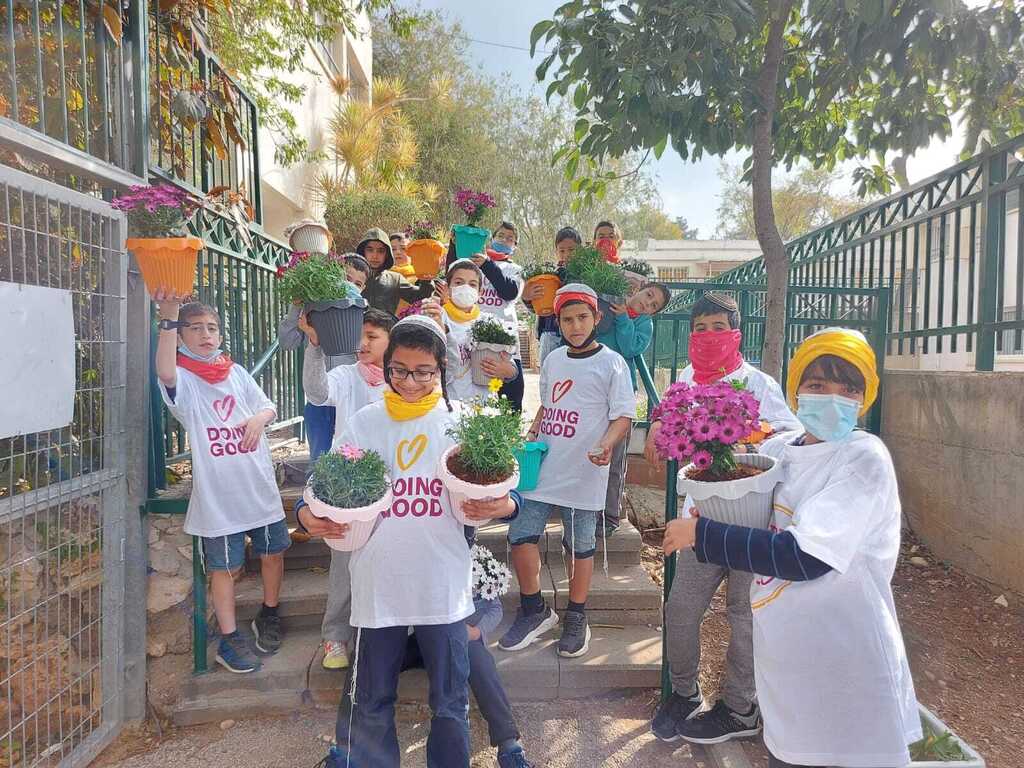 מ.א גזר - חלוקת משלוחי פירות לוותיקים, טיפוח גינות הוותיקים, מארזים לחג לותיקים במרכז היום (צילום: באדיבות רוח טובה) מ.א גזר - חלוקת משלוחי פירות לוותיקים, טיפוח גינות הוותיקים, מארזים לחג לותיקים במרכז היום