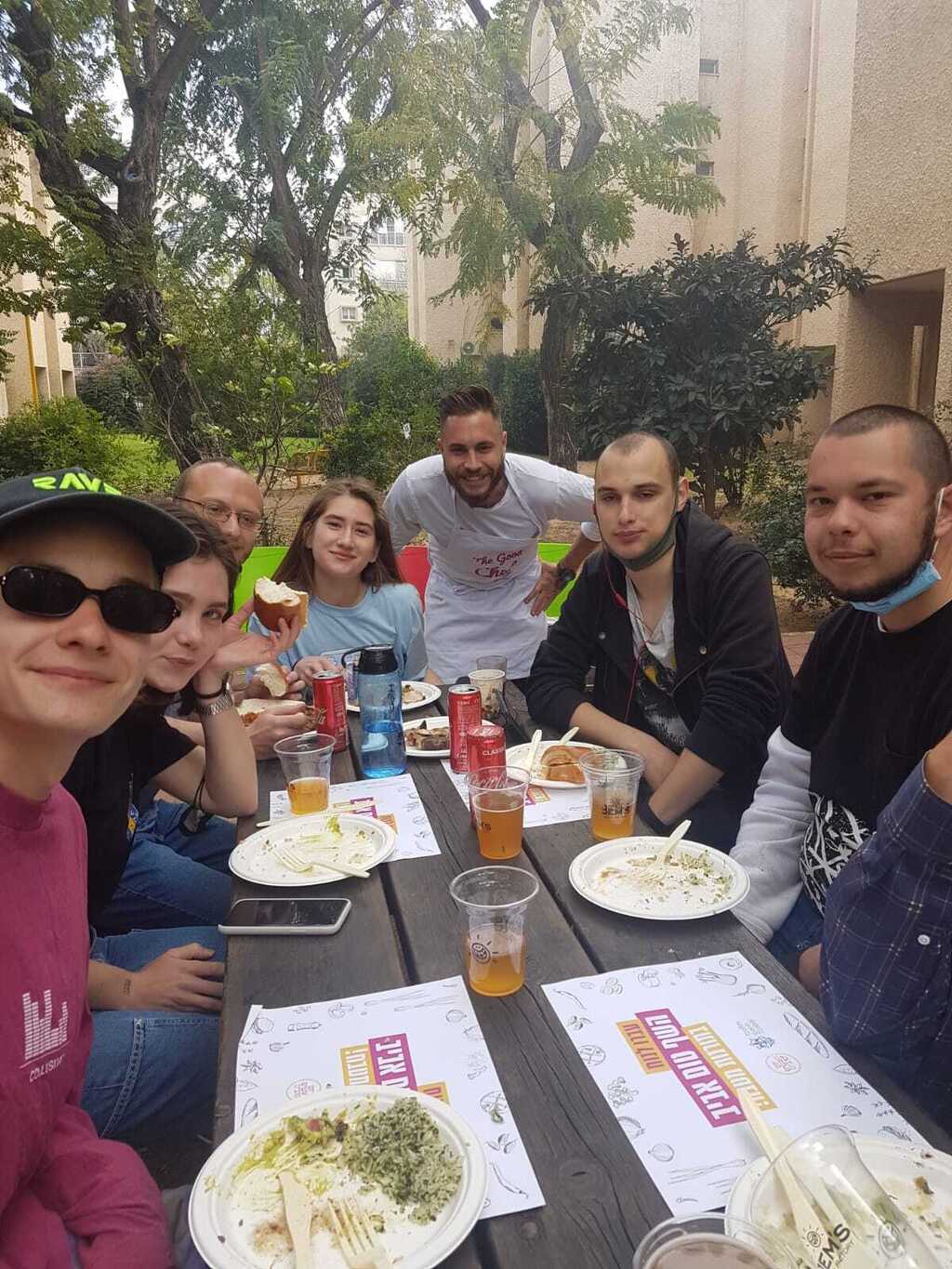 השף טום אביב מבשל לחיילים בודדים בגרעין צבר רעננה