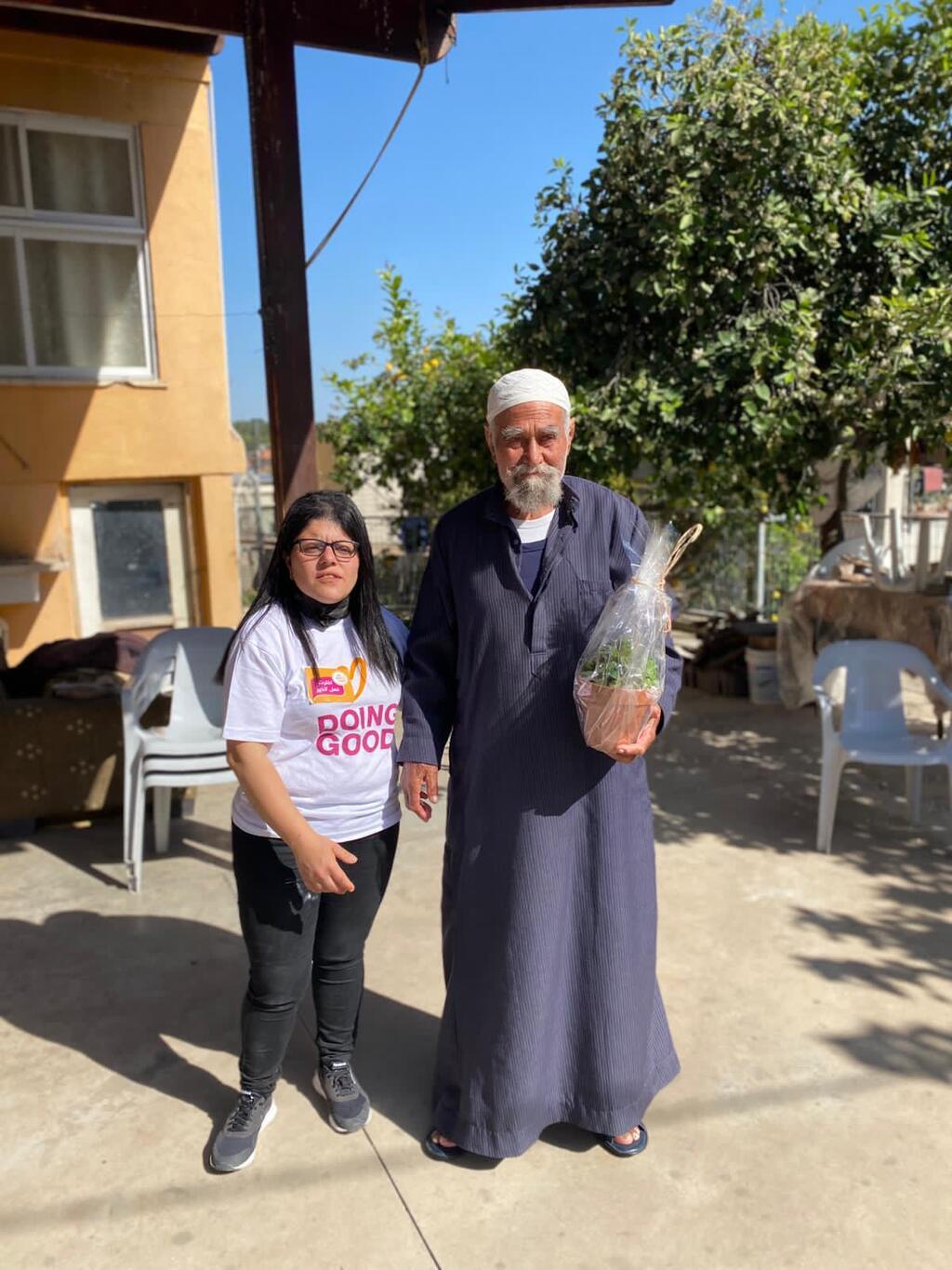 ביקור קשישים בבתים בכפר טמרה הגלבוע יחס לכל קשיש - צוות מתנ"ס טמרה (צילום: באדיבות רוח טובה) ביקור קשישים בבתים בכפר טמרה הגלבוע יחס לכל קשיש - צוות מתנ"ס טמרה