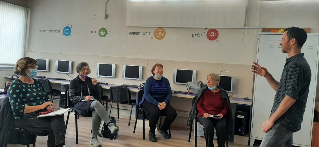לומדים בכיתה